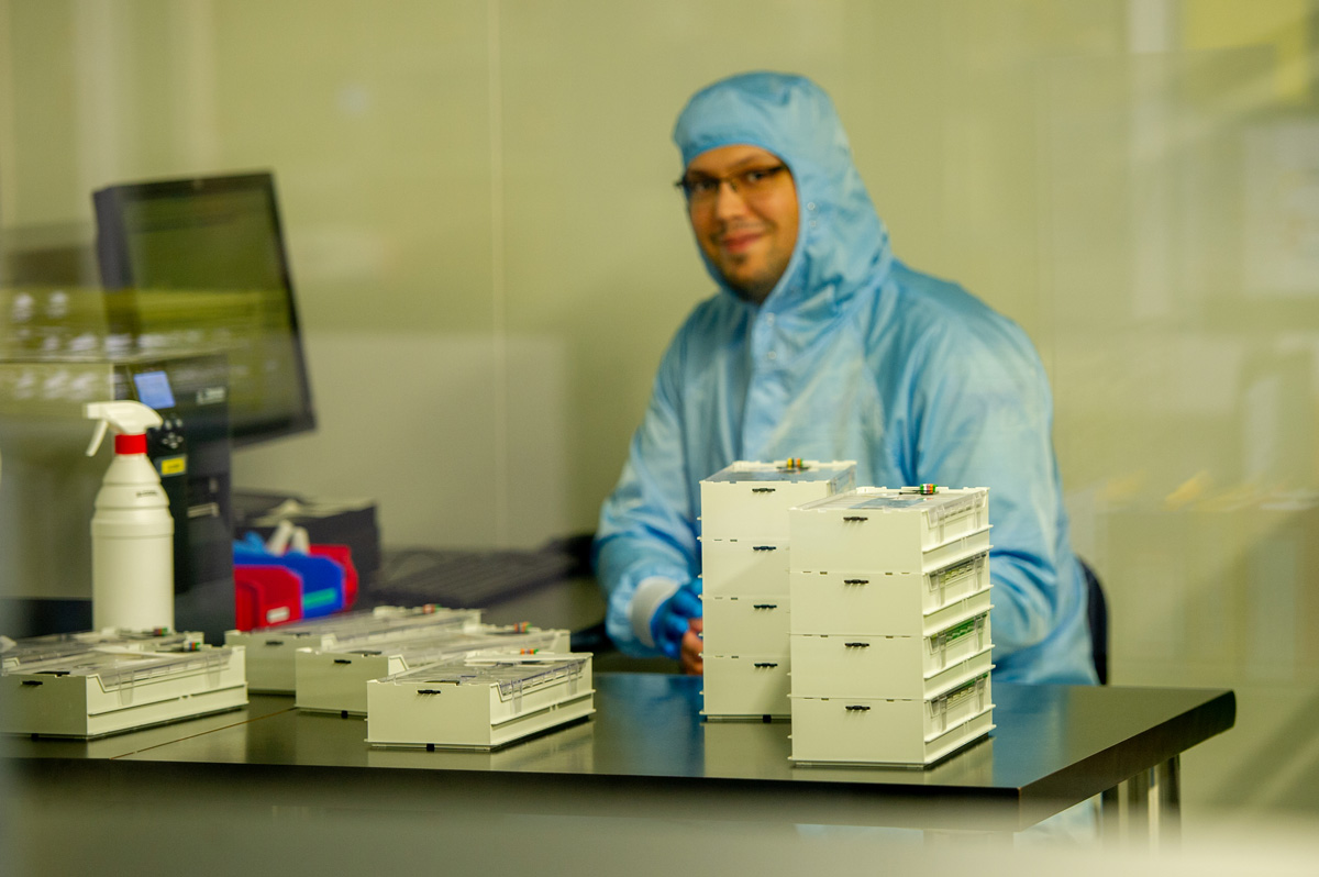 Contrôle qualité de verres de montres chez Saphir Industrie Contrôle qualité de verres de montres chez Saphir Industrie