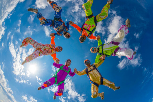 Un topic cluster = une pillar page centrale + des pages satellites reliées par des liens internes